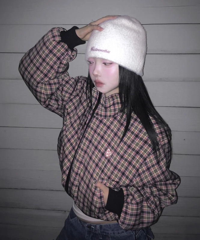 チェック柄ジャケットとニット帽の若い女性