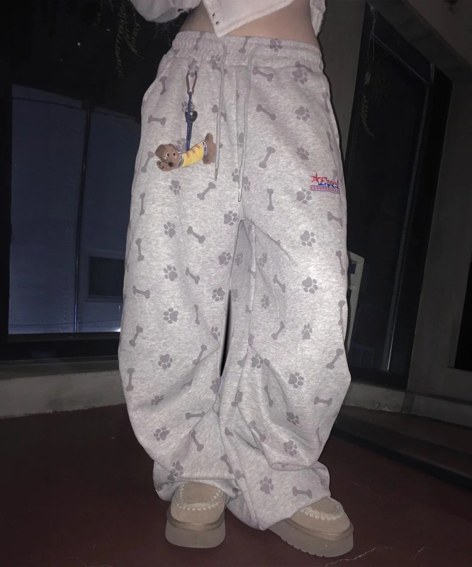 足跡と骨柄のスウェットパンツ