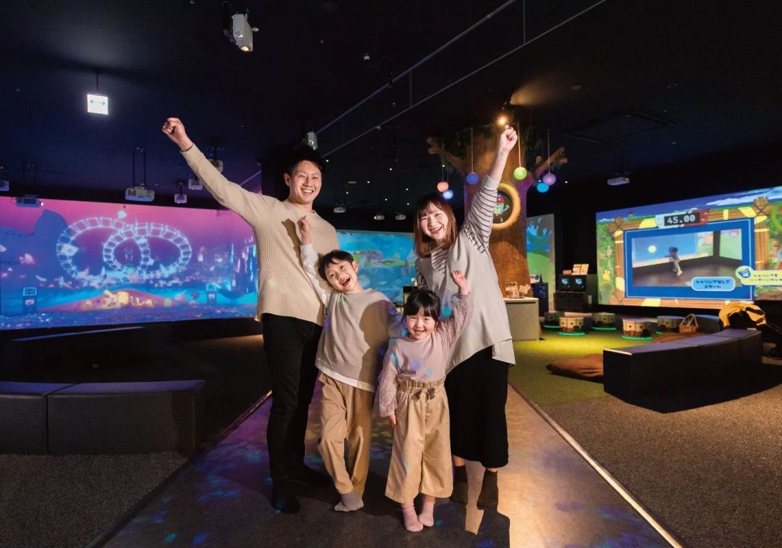 インタラクティブなデジタルアート空間で遊ぶ家族