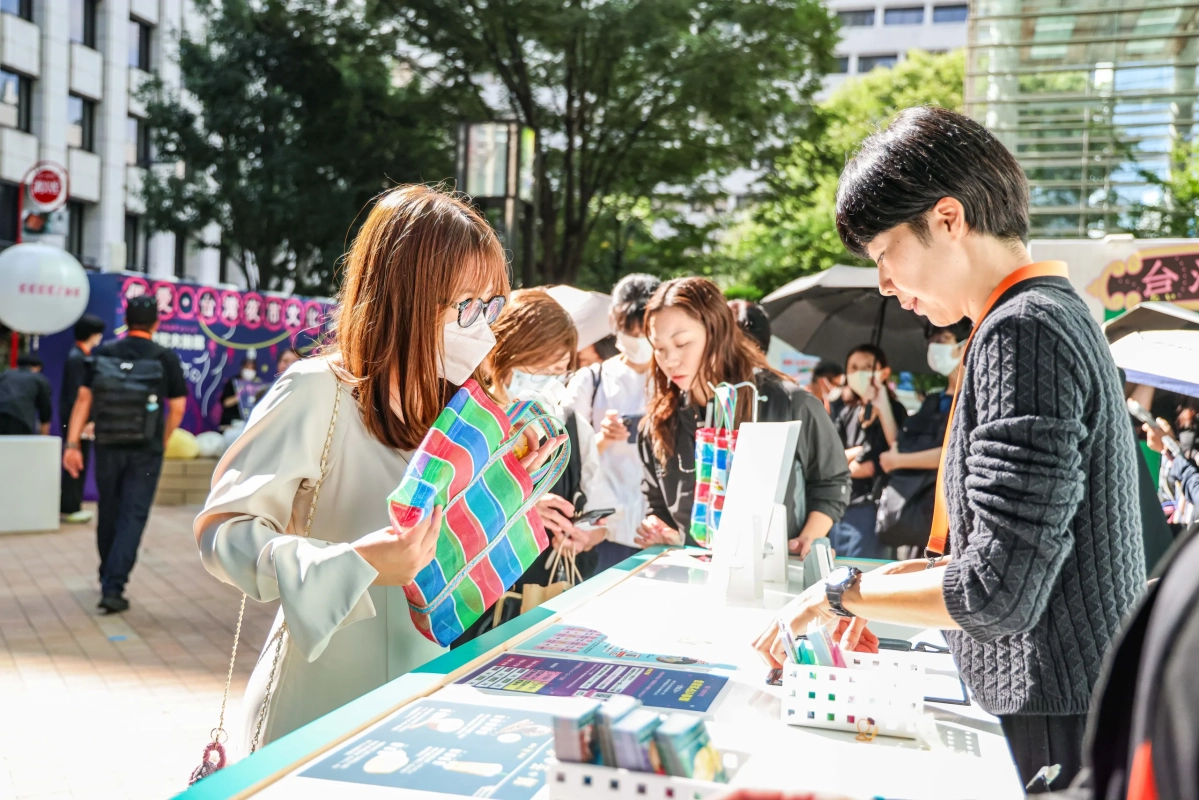 屋外イベントの賑わい