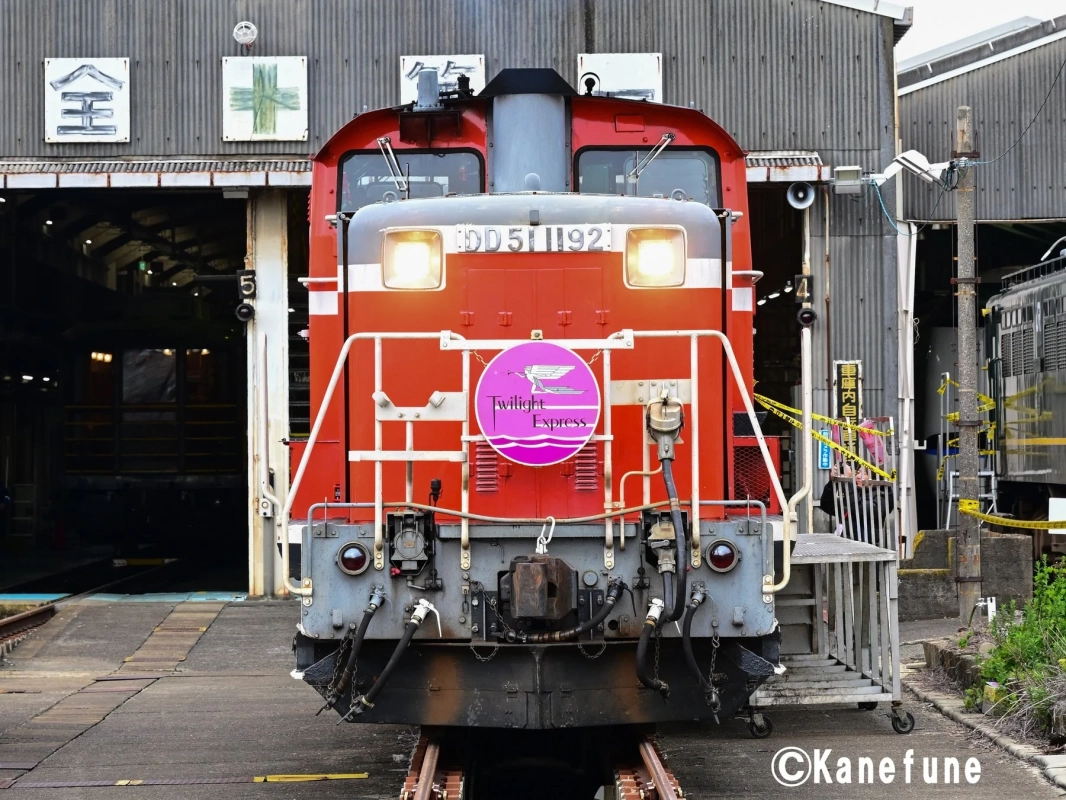 赤い車体が特徴的なDD51形ディーゼル機関車「トワイライトエクスプレス」