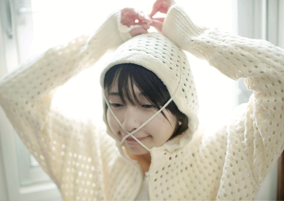 白いニットの沢田京海