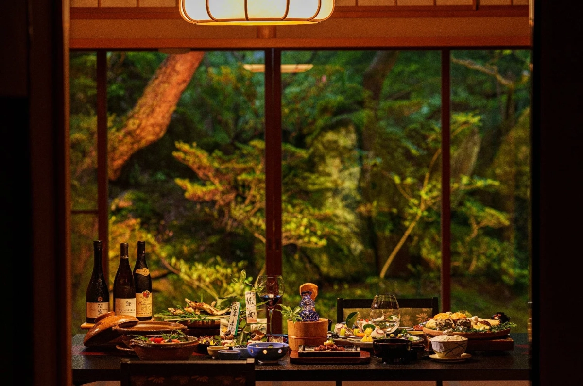 レストランでの会食イメージ