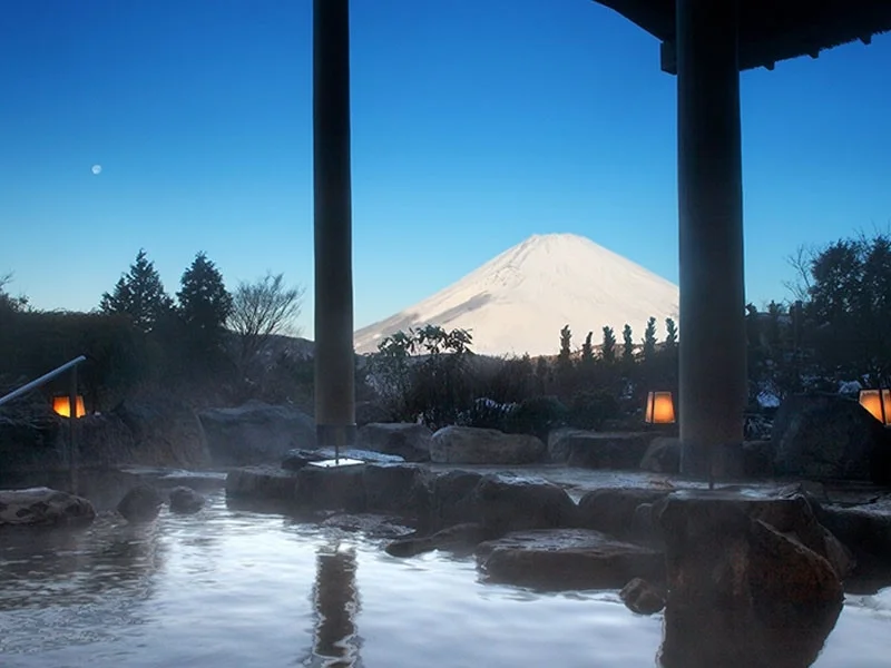 夜の露天風呂と富士山