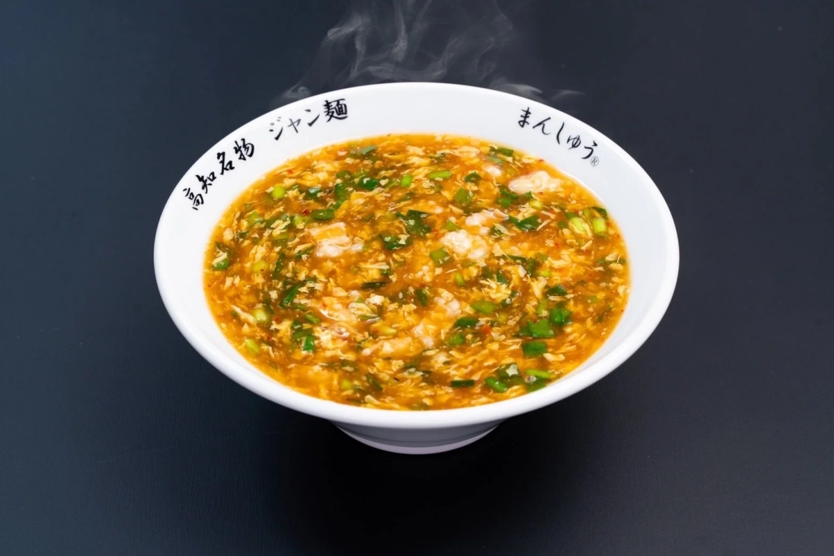 湯気が立ち上る高知名物ジャン麺