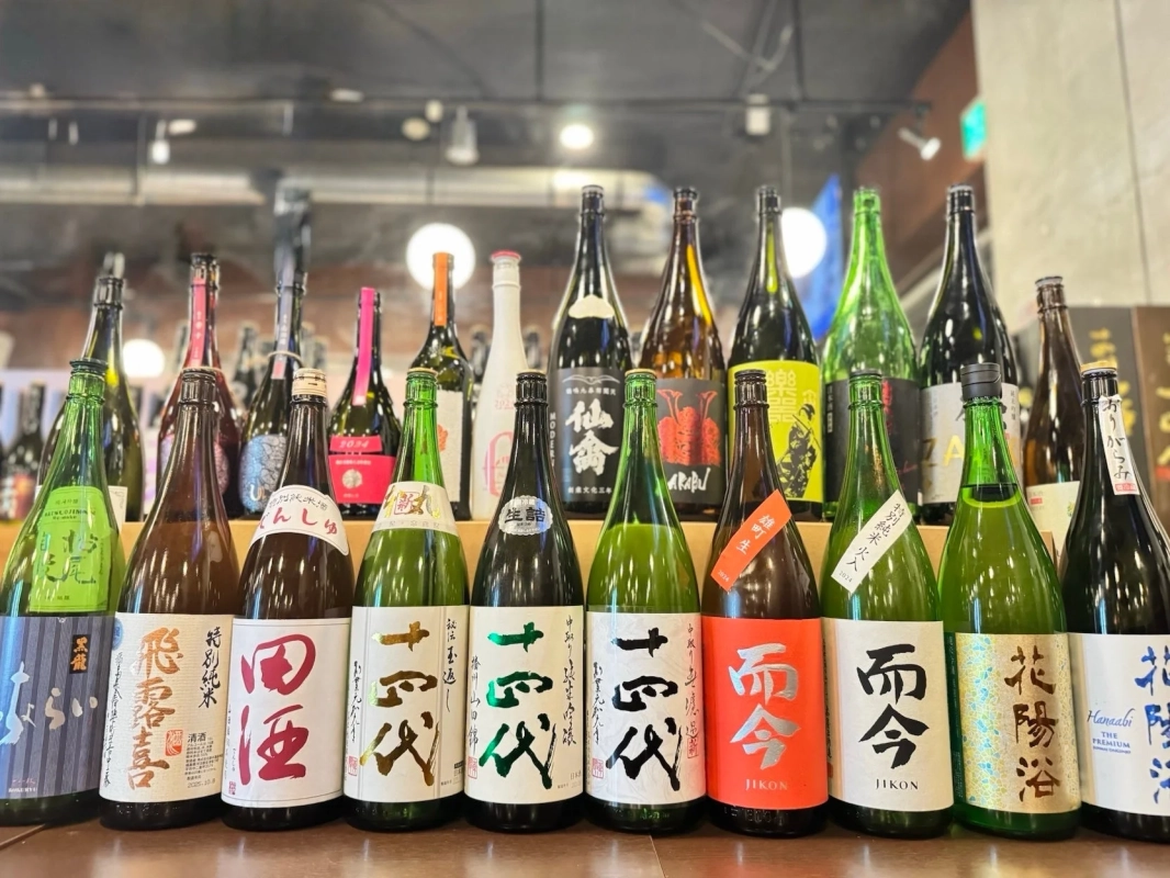 多様な日本酒ボトル
