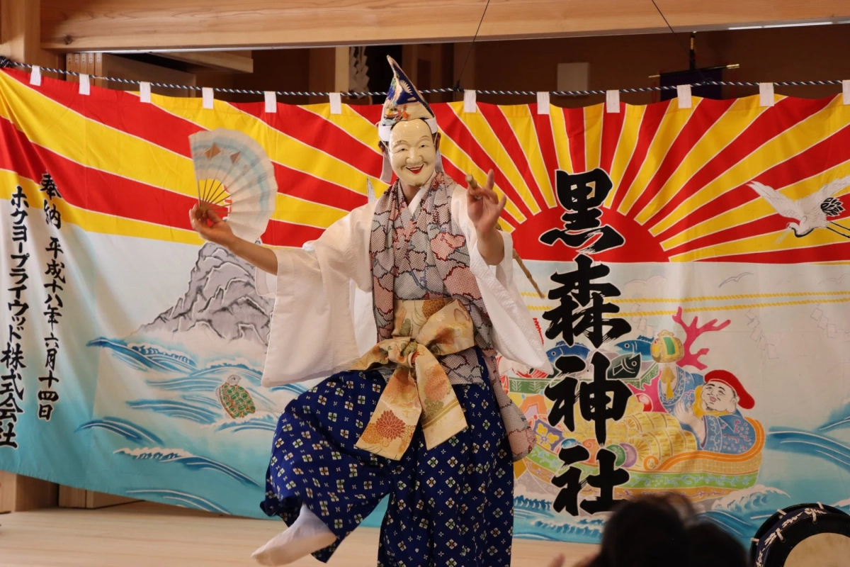 扇子を持つ演者