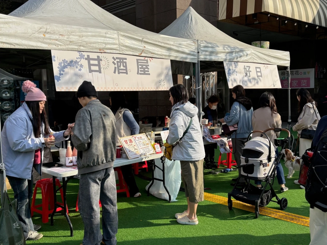 賑わう甘酒屋のブース