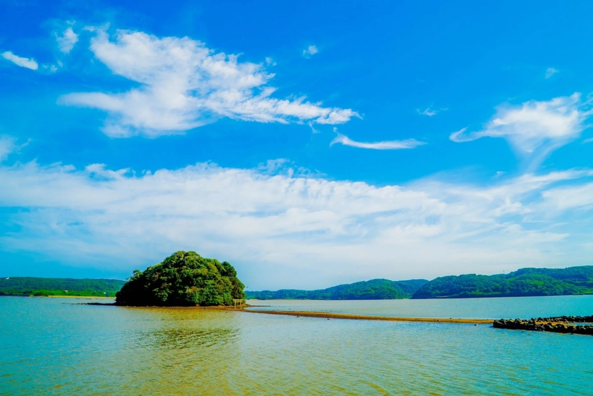 鳥居のある砂州の風景