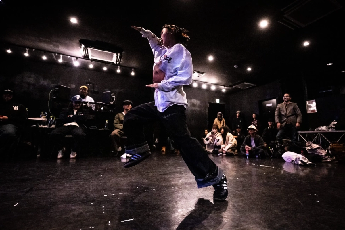 スポットライトを浴びて踊るダンサーと観客