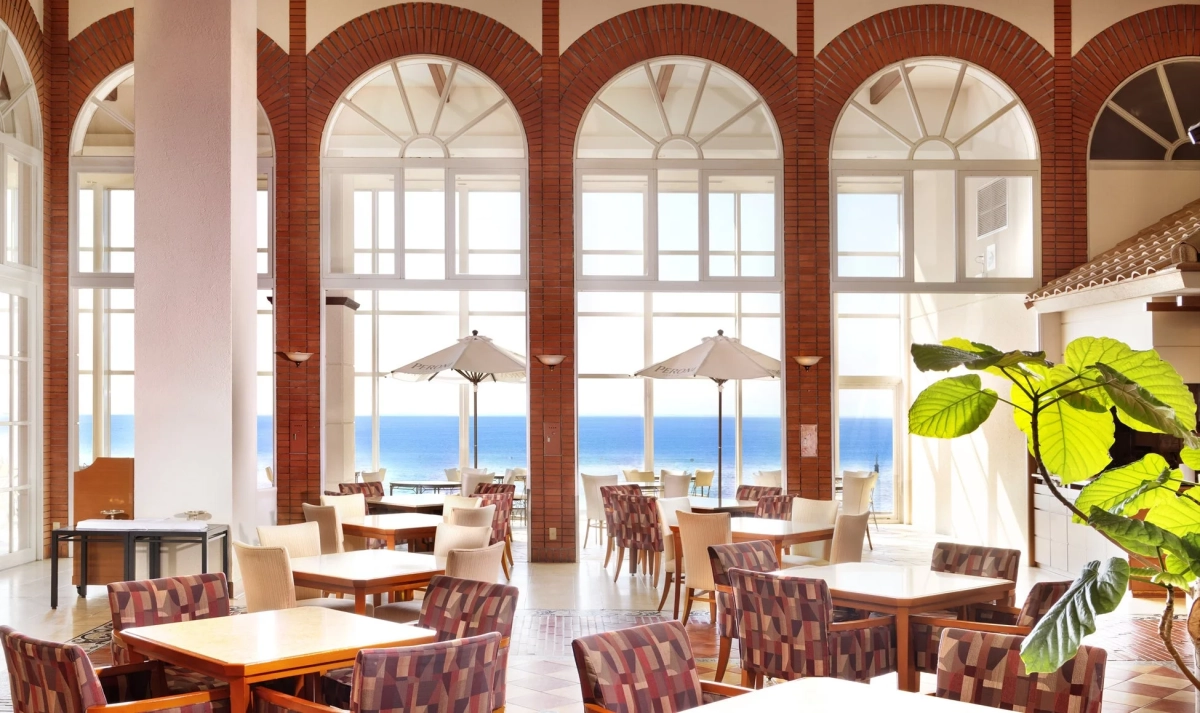 ホテルラウンジ,レストラン,オーシャンビュー,窓,アーチ,リゾート,海,テーブル,椅子,明るい,開放的,カフェ,テラス席,リラックス,地中海風
