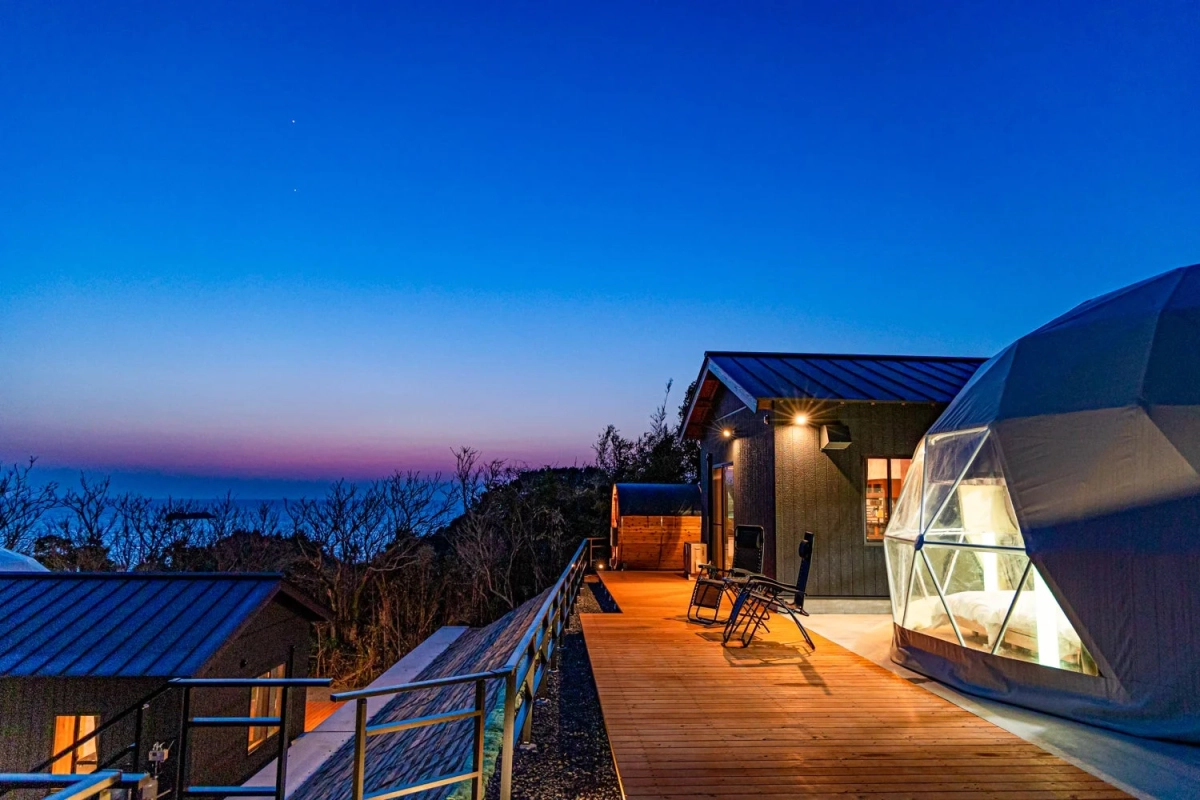 夕暮れのドームテントとウッドデッキ