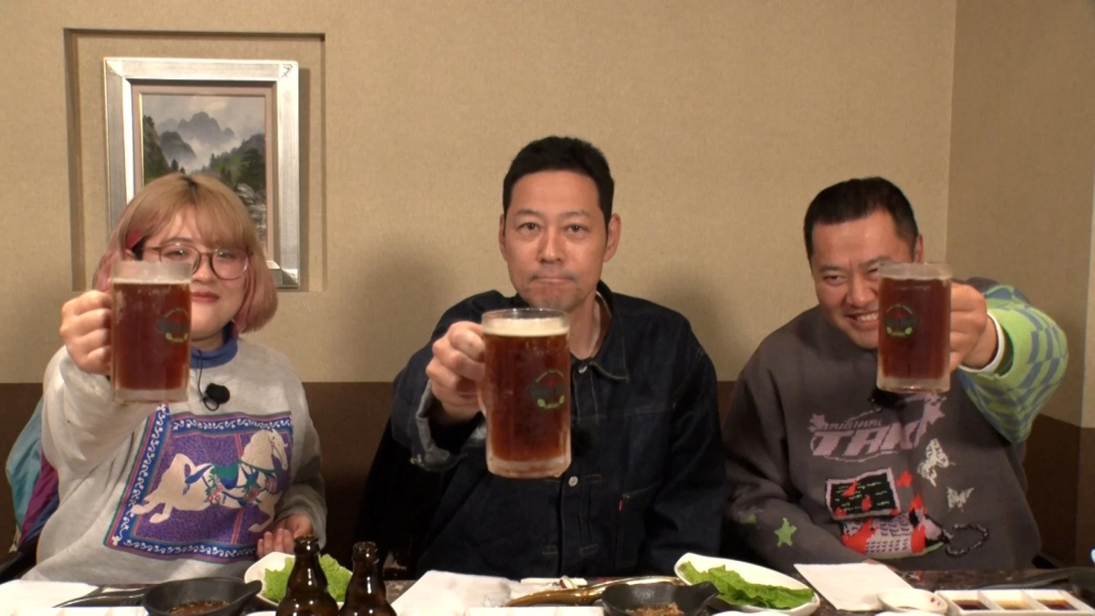 ジンギスカンを囲んで乾杯する東野幸治さんとにかく明るい安村さんたち