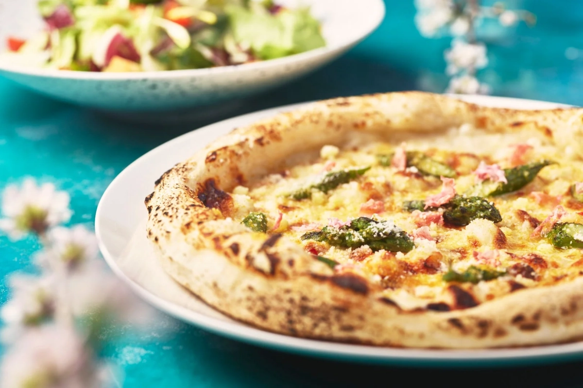 アスパラガスとチーズ、ハムの焼きたてピザ