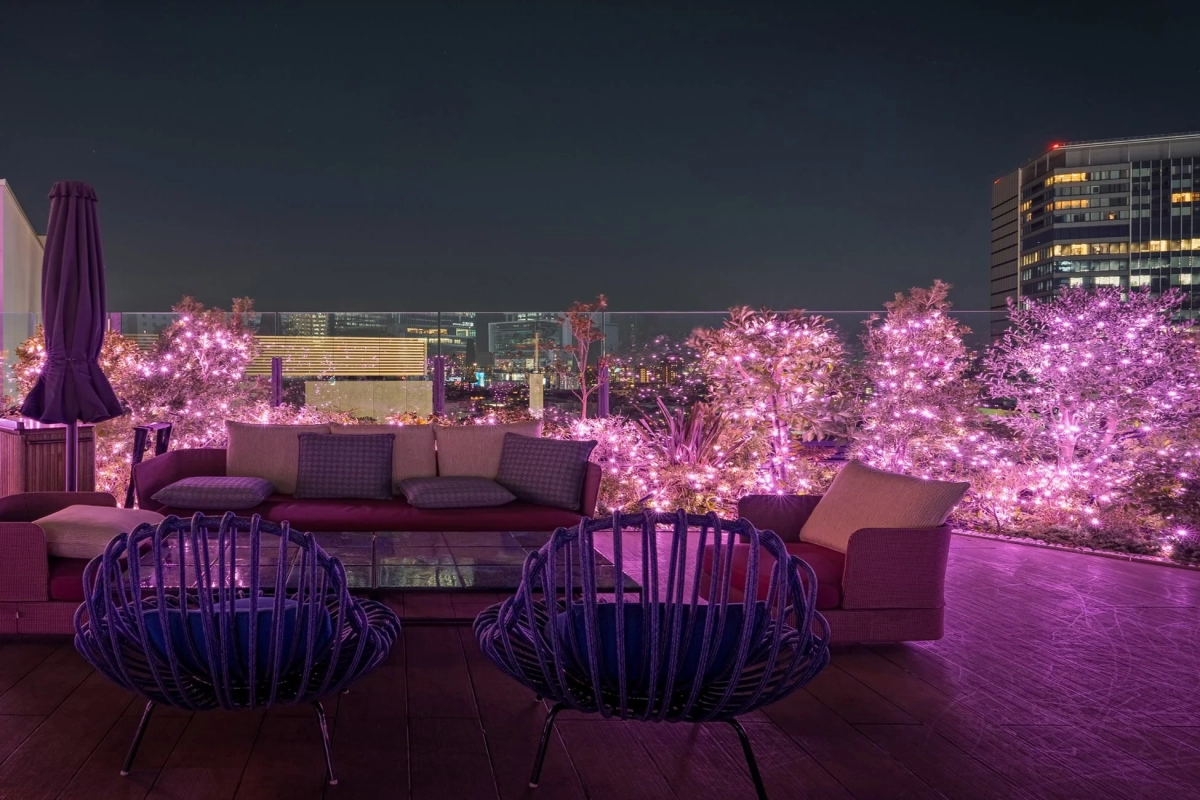 夜のルーフトップテラスのピンクイルミネーション