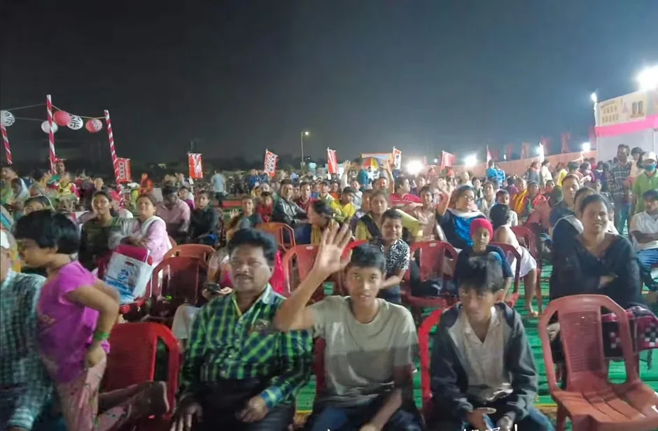 フェスティバルを楽しむ人々