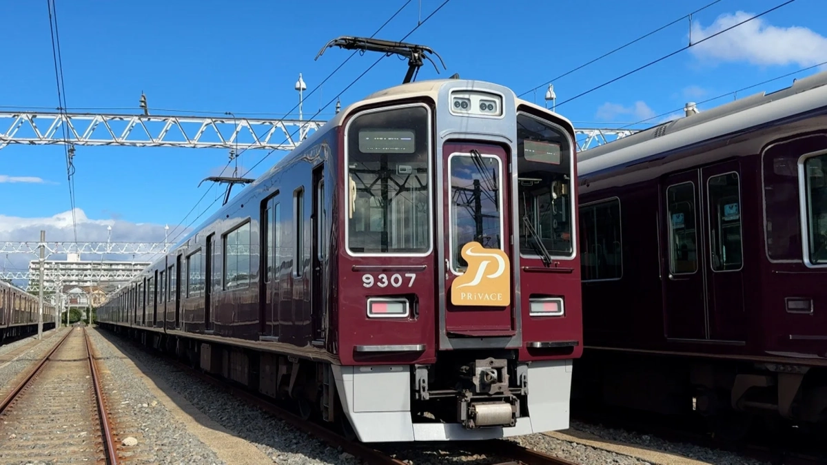 阪急電鉄9300系の電車