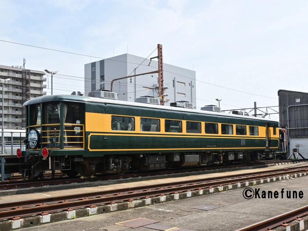 緑と黄色のレトロな客車「SL人吉」