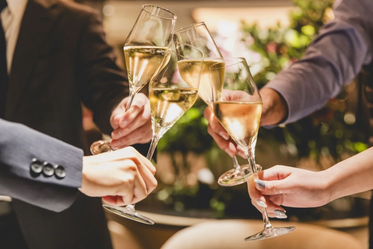 シャンパンで乾杯する人々