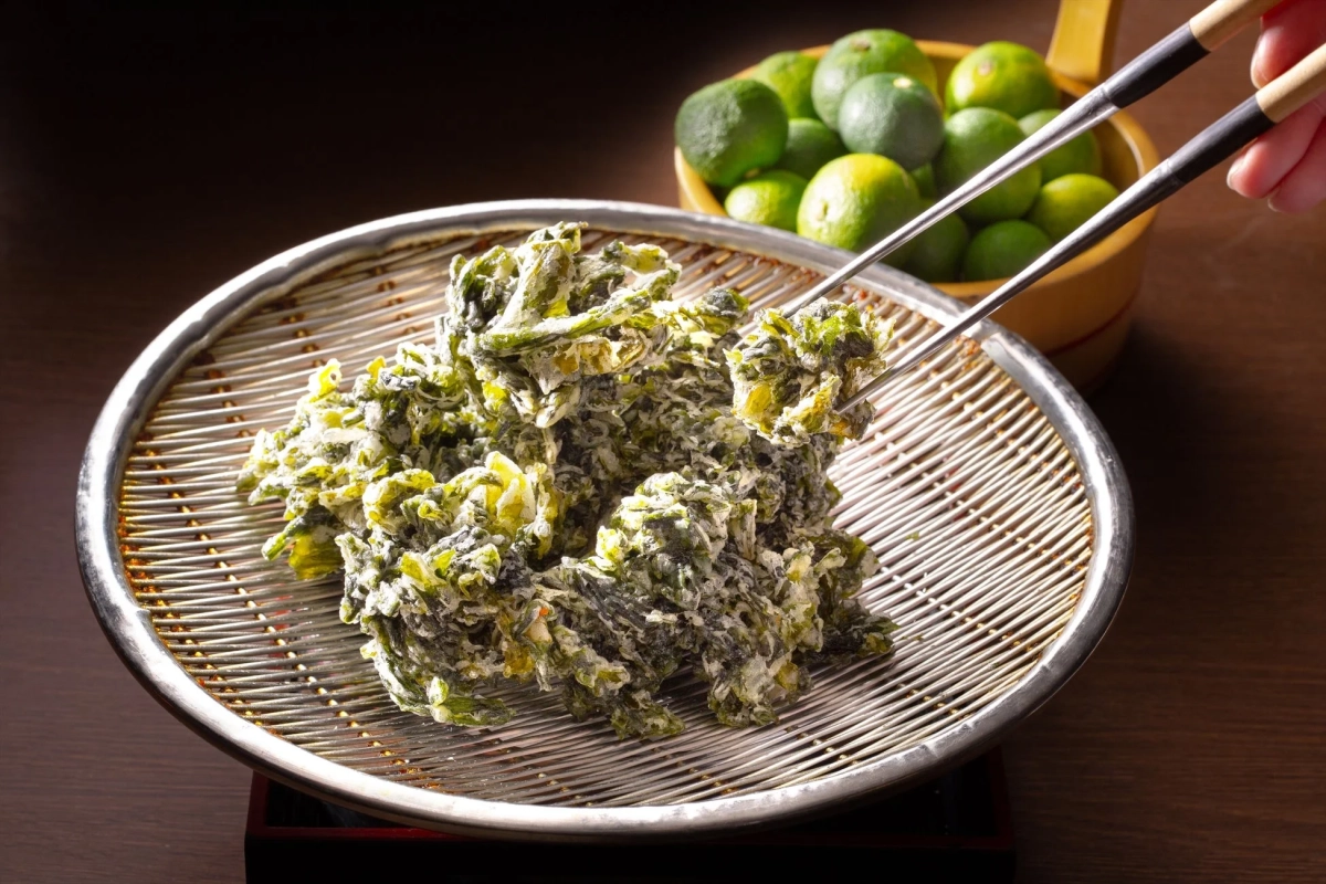 網に乗せられた緑色の天ぷら
