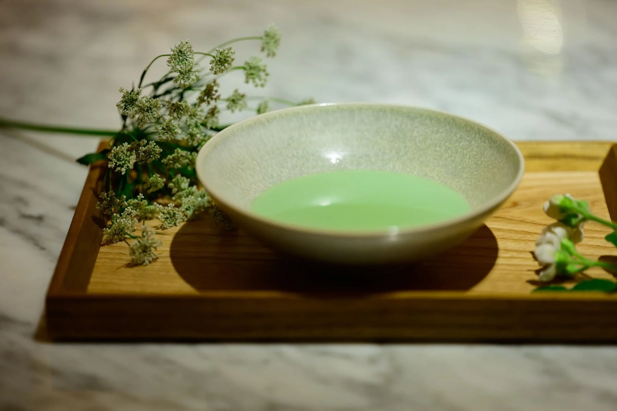 抹茶と白い花の静物