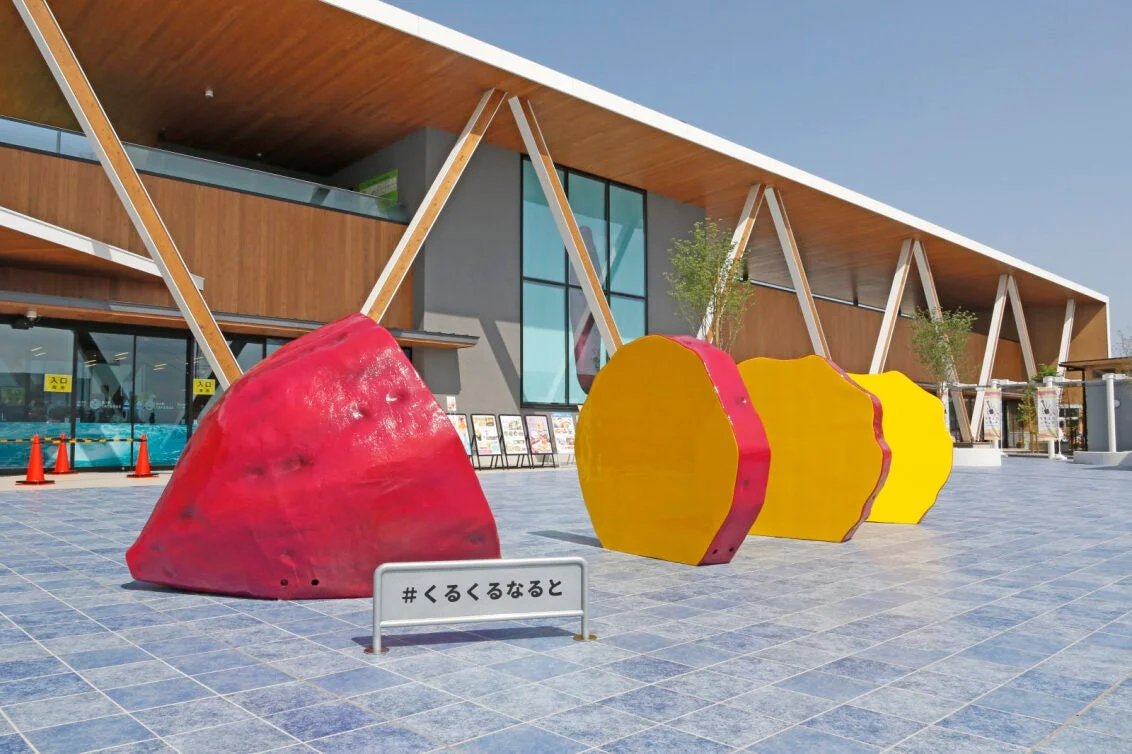 巨大なサツマイモのオブジェ