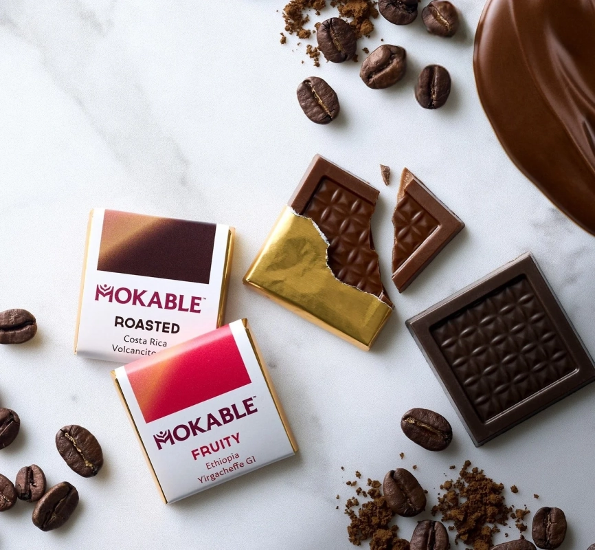 コーヒー豆と共に並べられたMOKABLEチョコレートバー