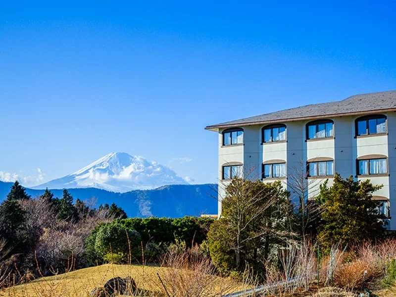 ホテルと雪化粧の富士山