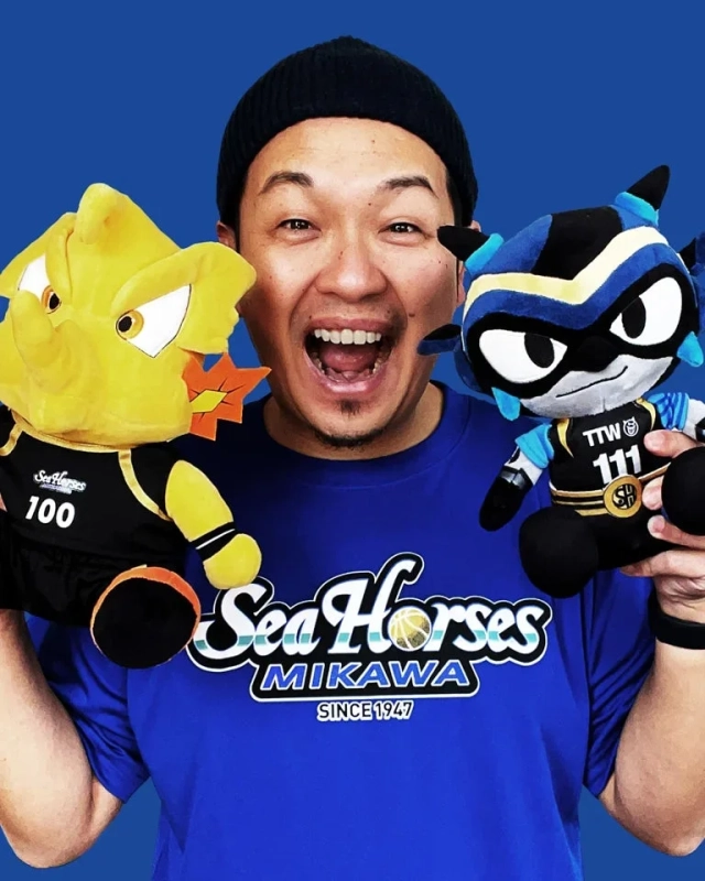 男性,笑顔,バスケットボール,シーホース三河,マスコットキャラクター,ぬいぐるみ,スポーツ,青いTシャツ,黒いニット帽,Bリーグ