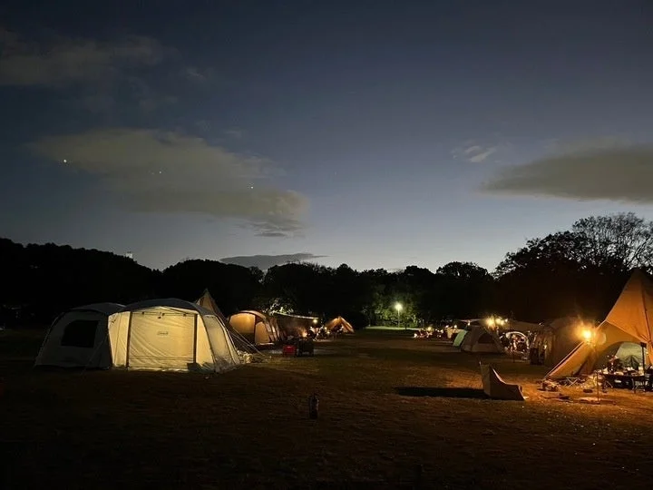 夜のキャンプ風景