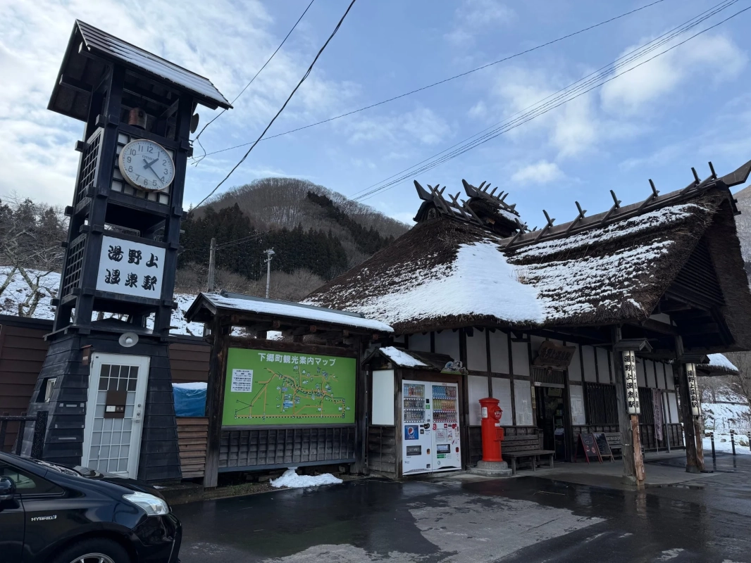 雪が積もる冬の湯野上温泉駅の全景