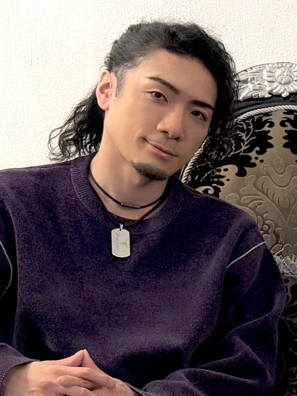 長髪と髭が特徴的な男性