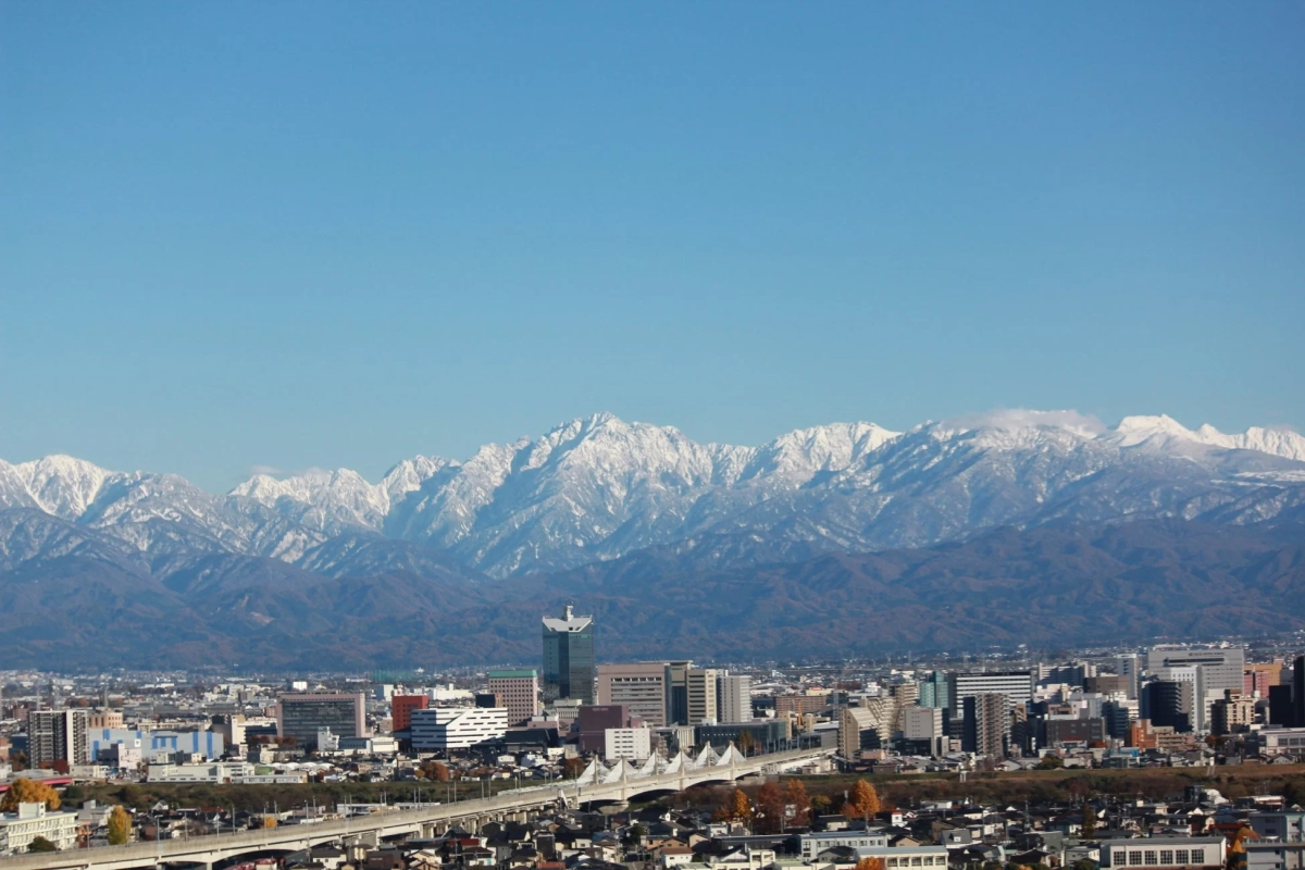 呉羽山から見える富山市と立山連峰