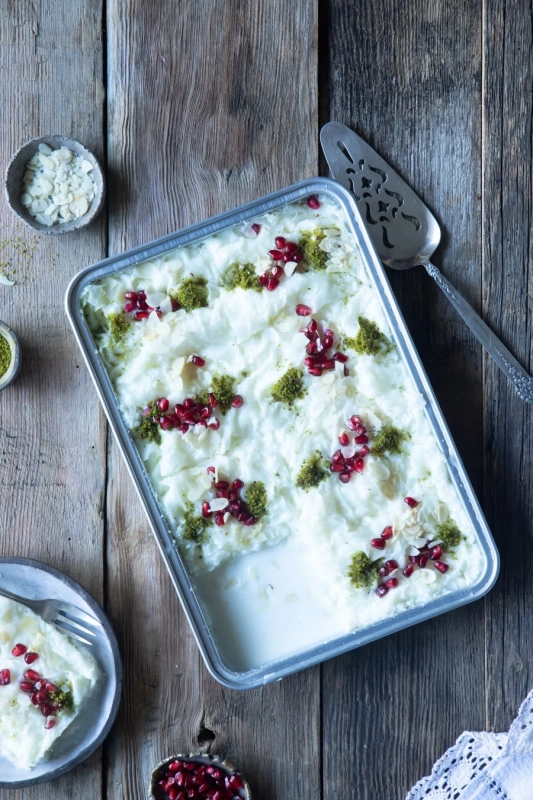 ザクロがトッピングされたデザート