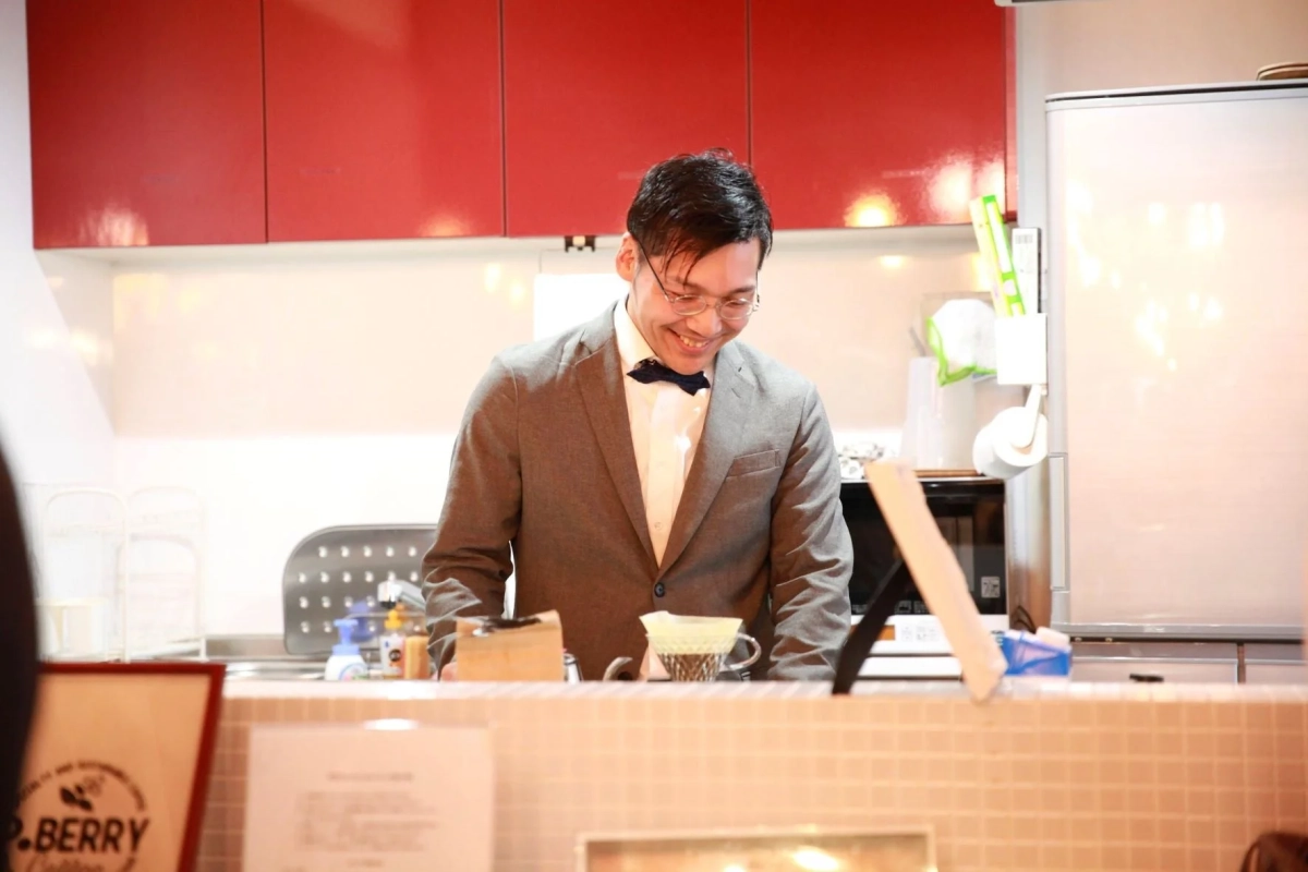 バリスタがコーヒーを淹れる様子