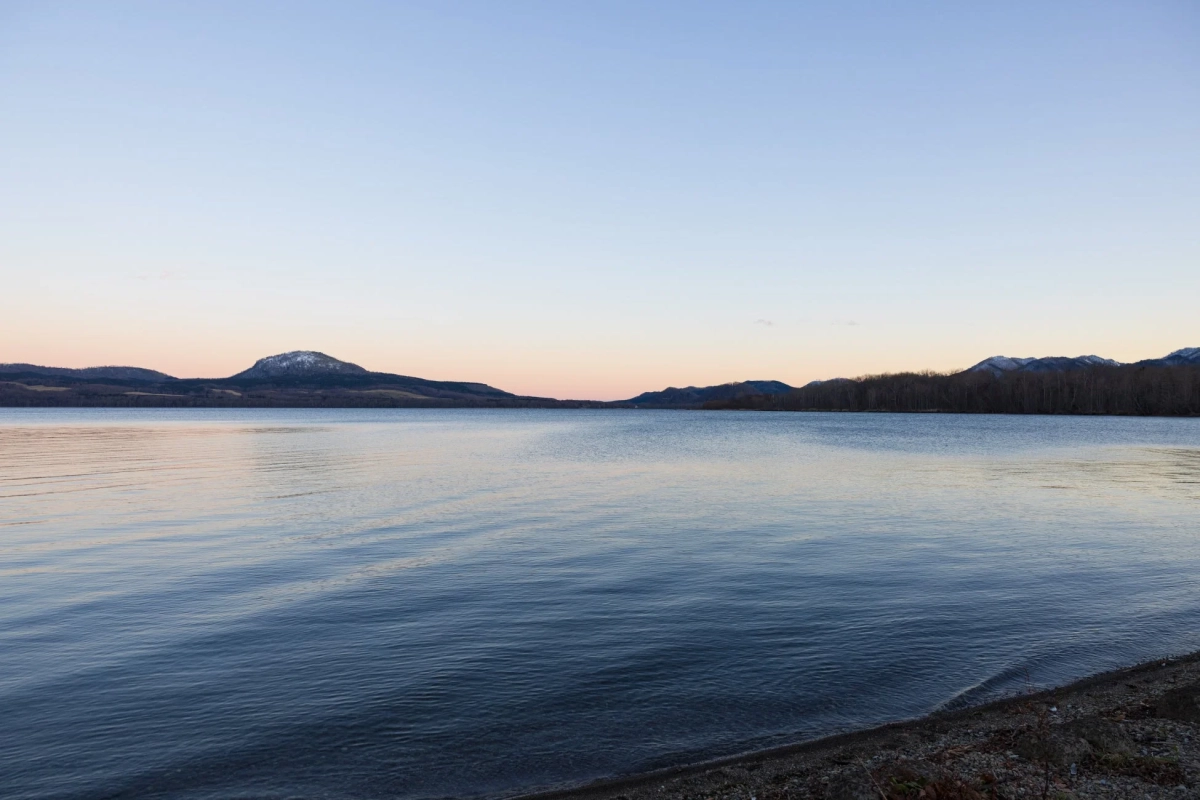 穏やかな湖面と雪を頂いた山々