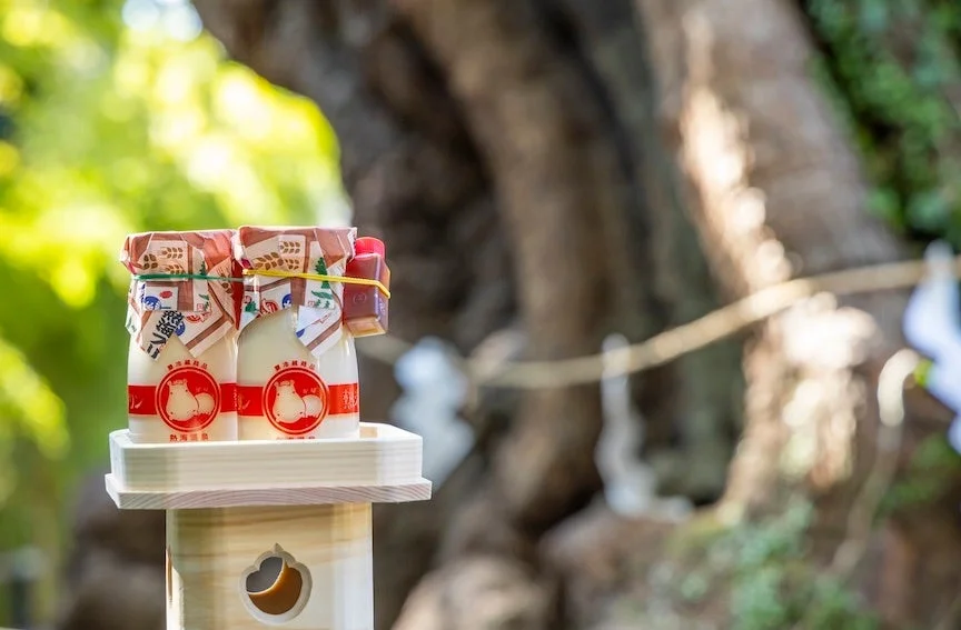 木製の台に置かれた熱海温泉の特選牛乳