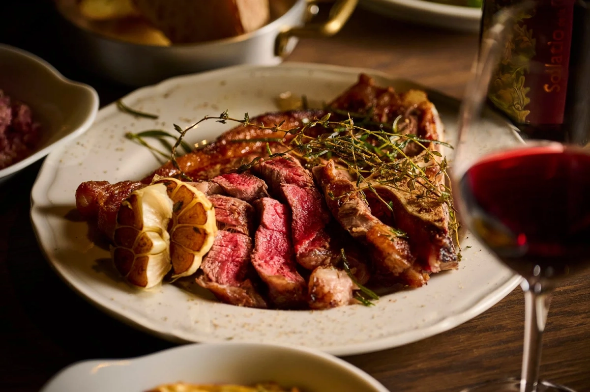 焼き加減が絶妙な分厚いステーキ