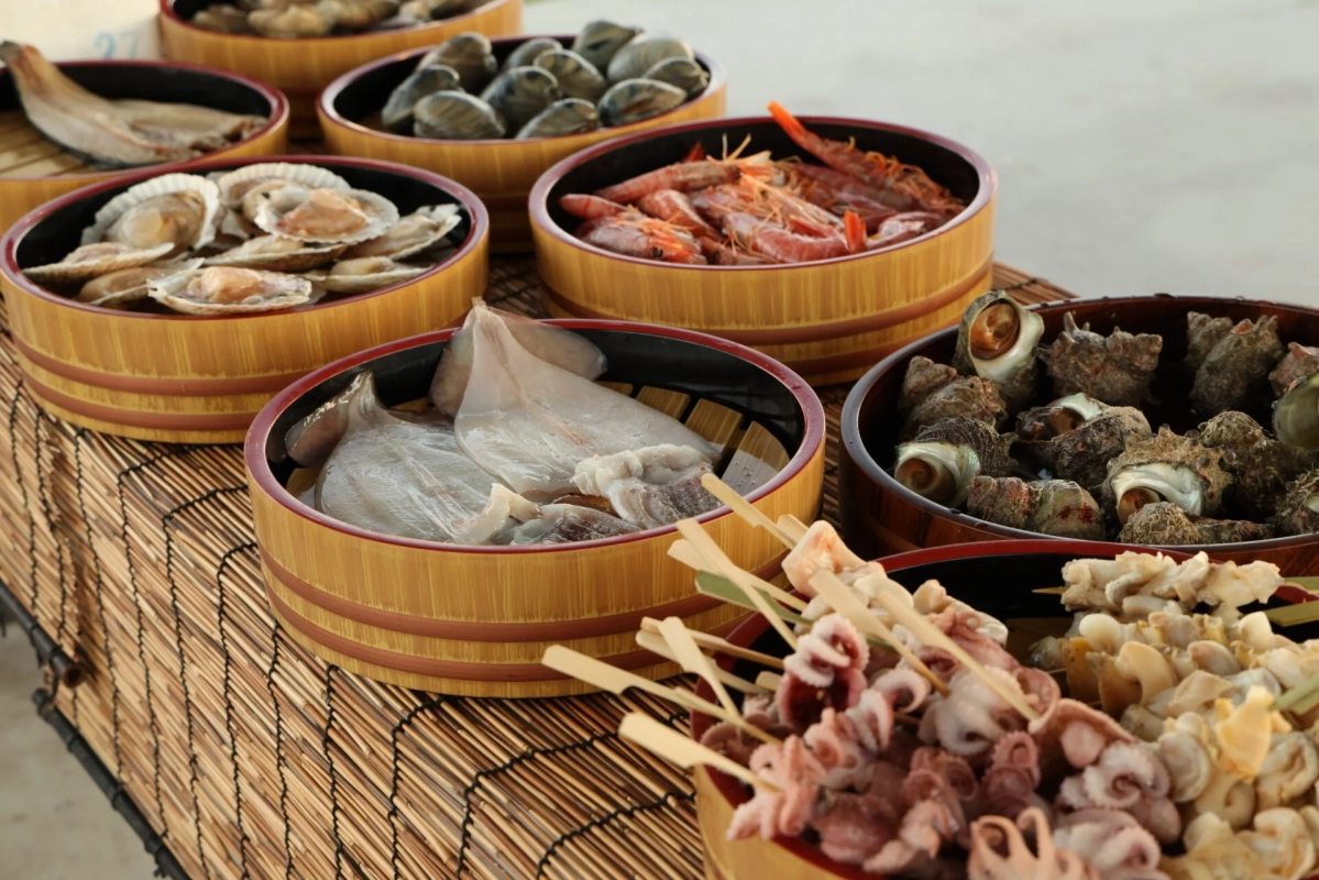 海鮮串や肉などが並ぶ様子