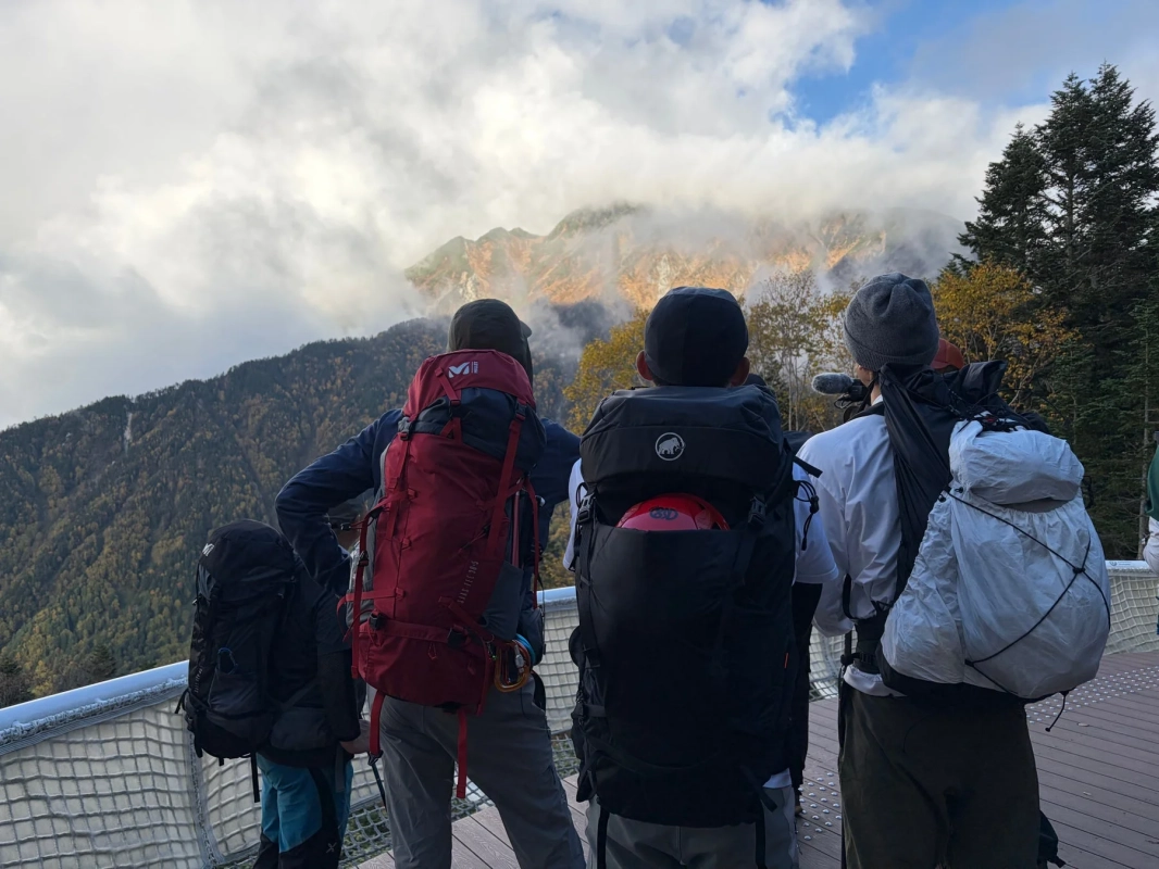 雲海を眺める登山者たち