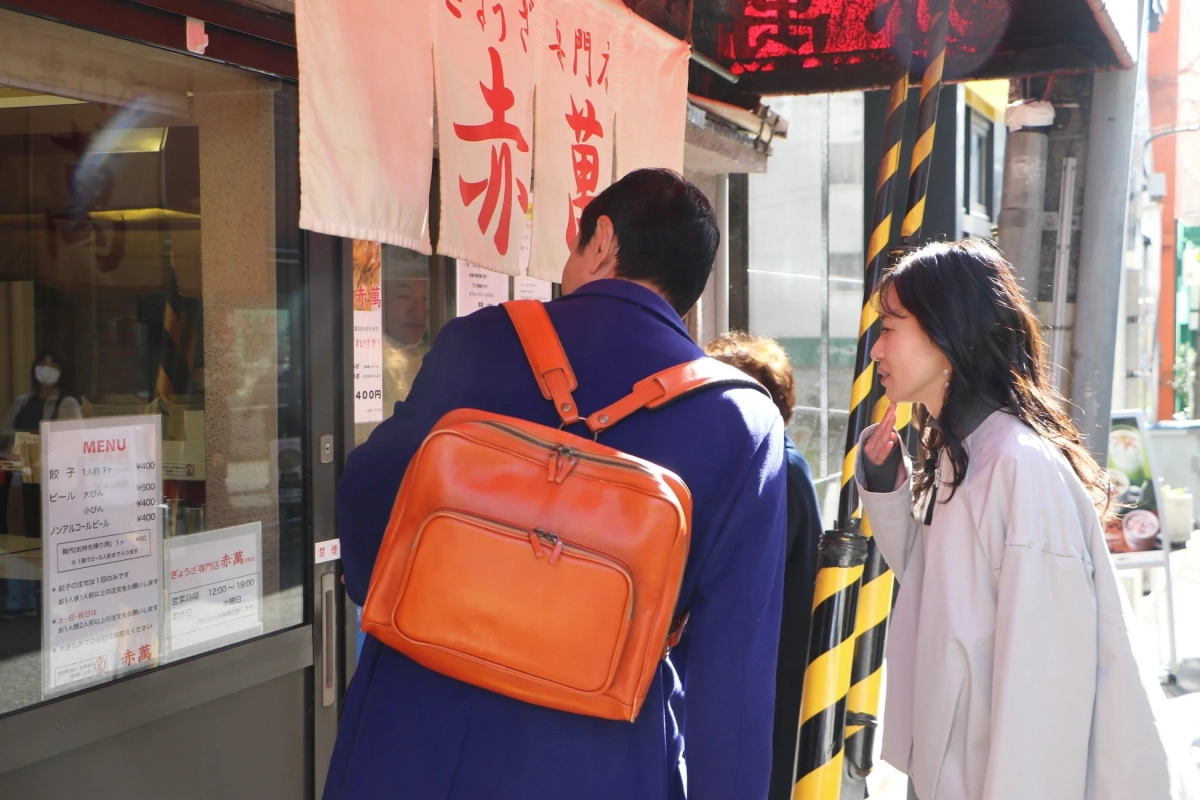 ぎょうざ専門店「赤萬」の店先