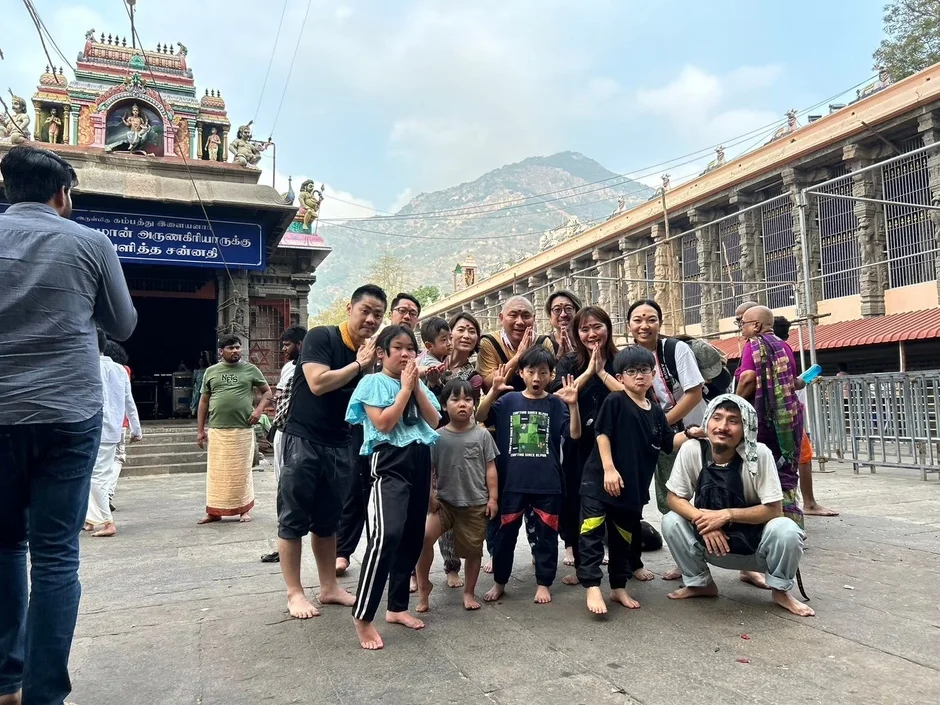 インドの寺院前でのグループ写真