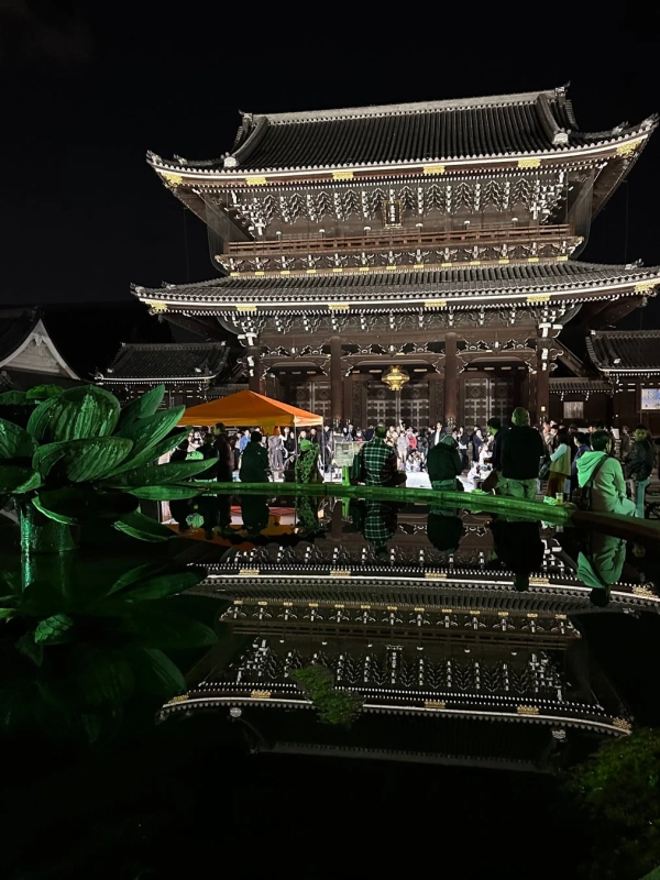 ライトアップされた寺院