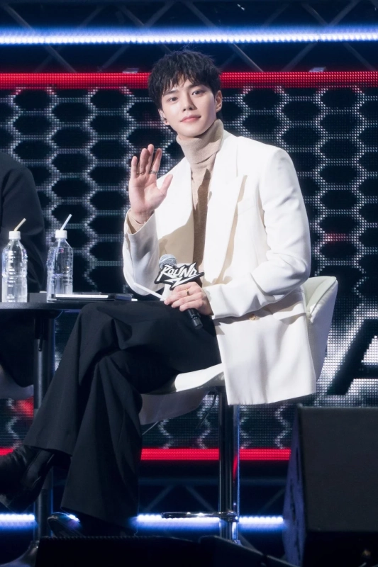 白いジャケットのソン・ガン