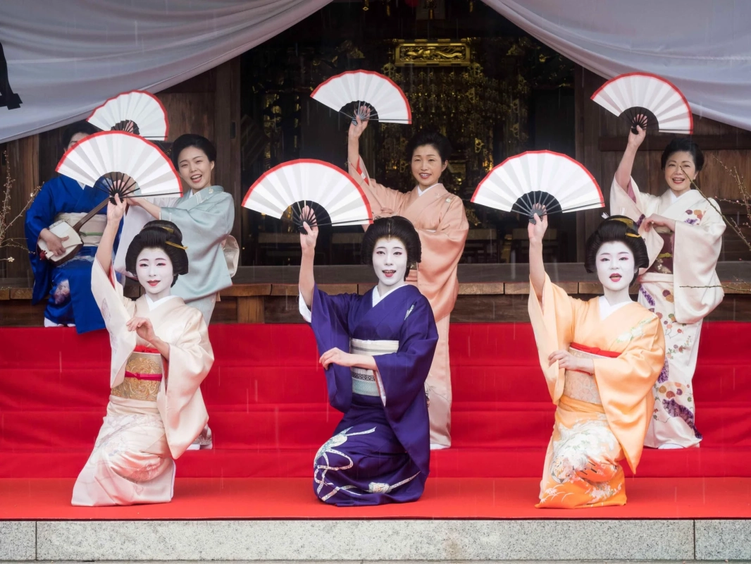 優雅な舞を披露する横浜芸者衆