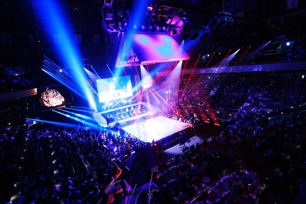 多くの観客で賑わうアリーナイベントの様子