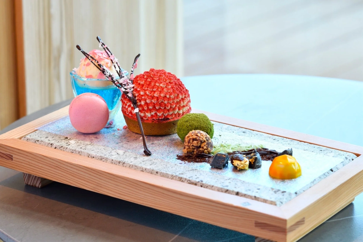 モダンな皿に盛り付けられたカラフルなデザート