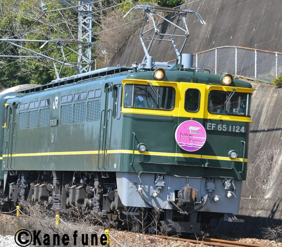 深緑色と黄色のカラーリングが特徴的なEF65形電気機関車1124号機