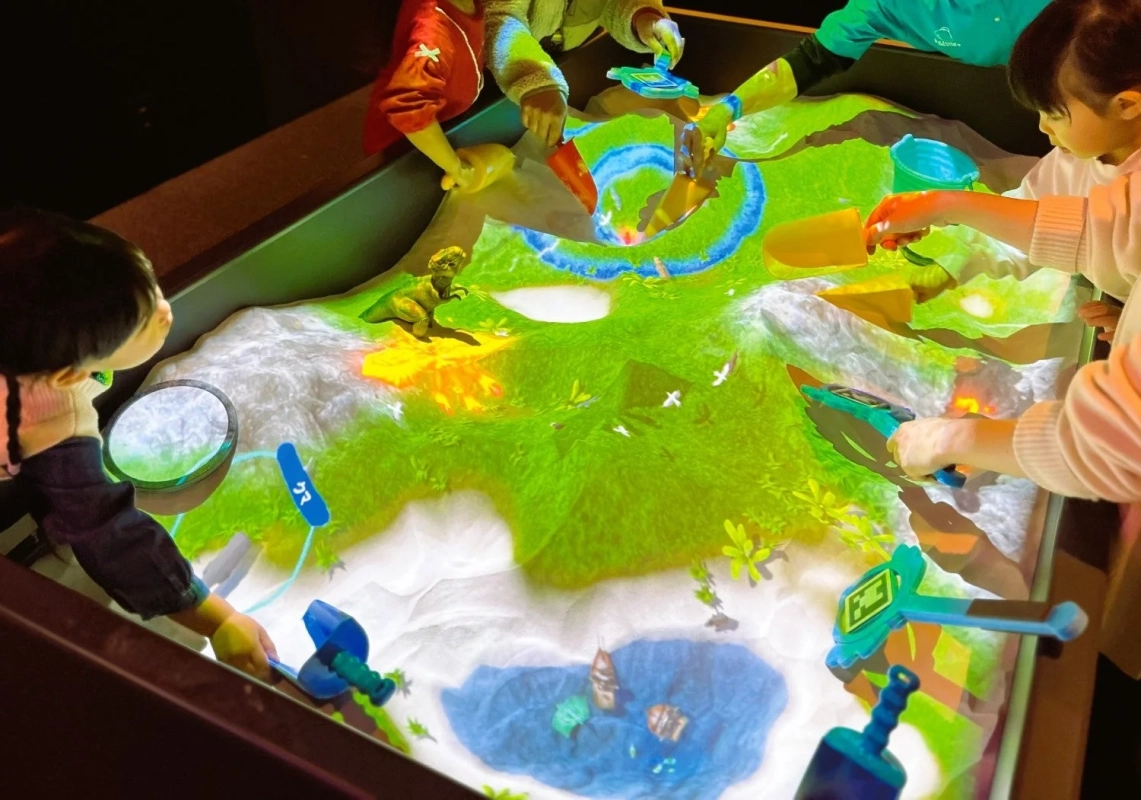 インタラクティブな砂場で遊ぶ子供たち