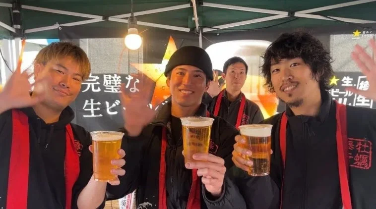 笑顔でビールを楽しむ男性たち